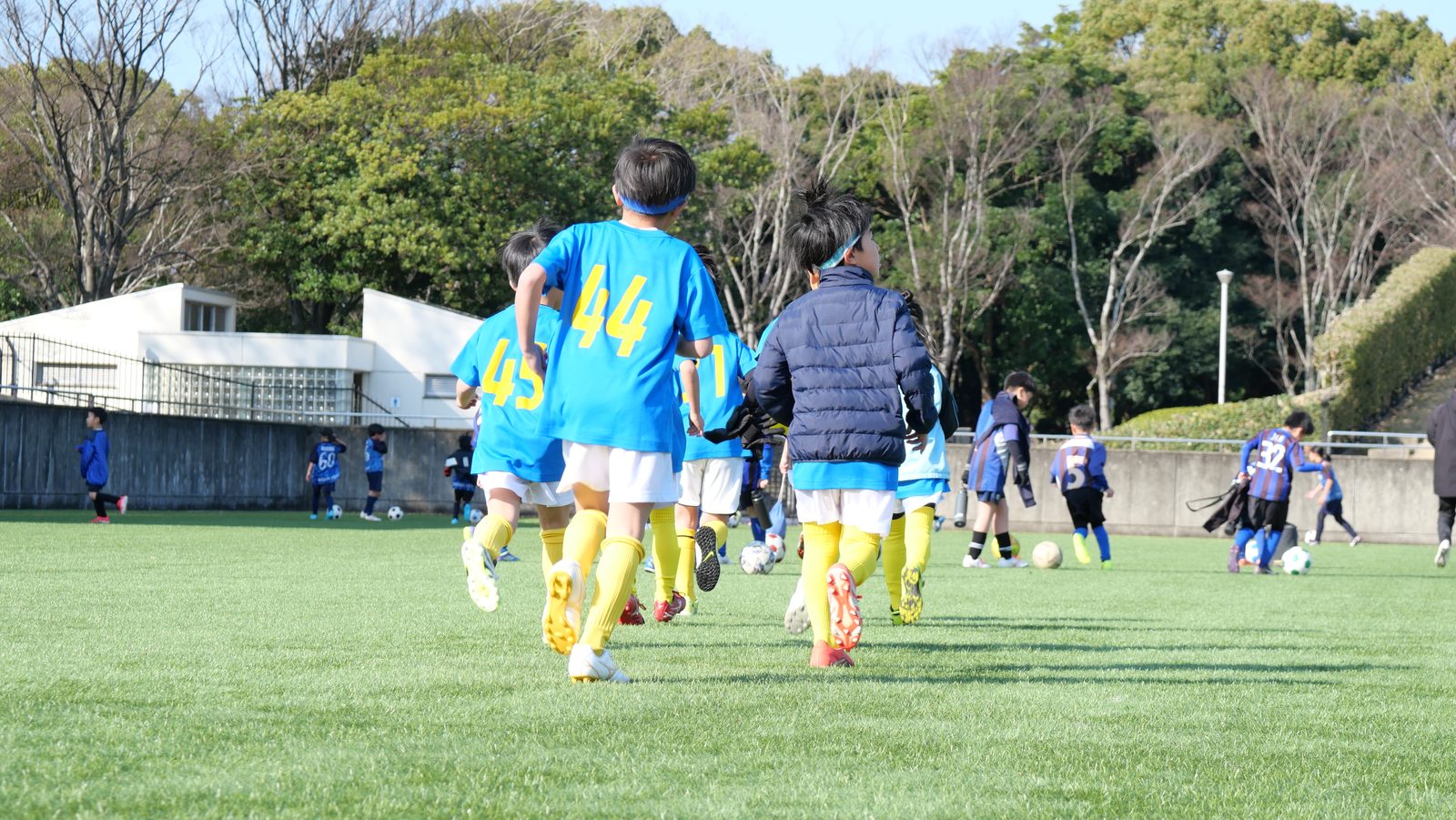 走る子どもたち