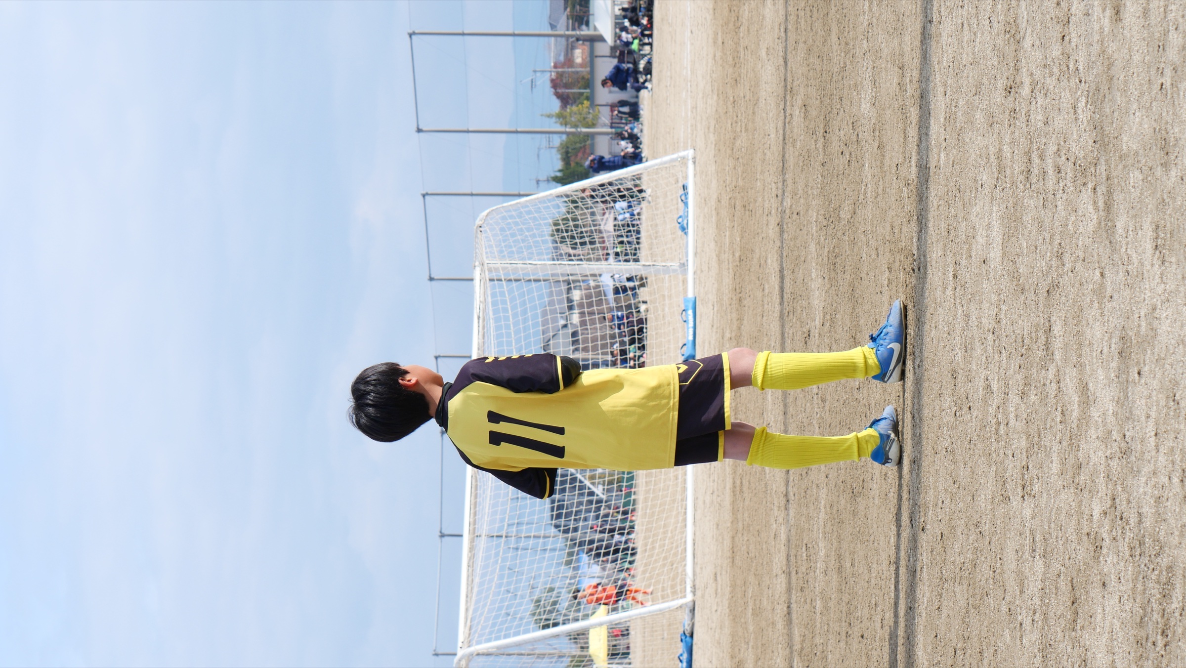 ゴール前で試合を見つめる選手